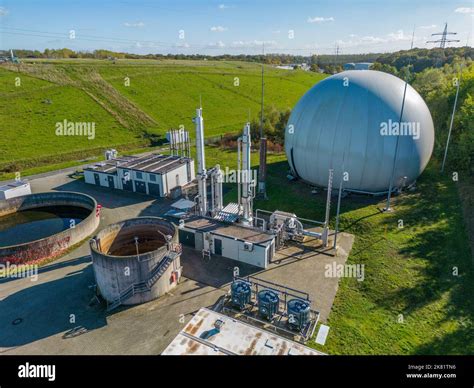 Vue aérienne de l'usine de biogaz et de la cuve de stockage de lisier