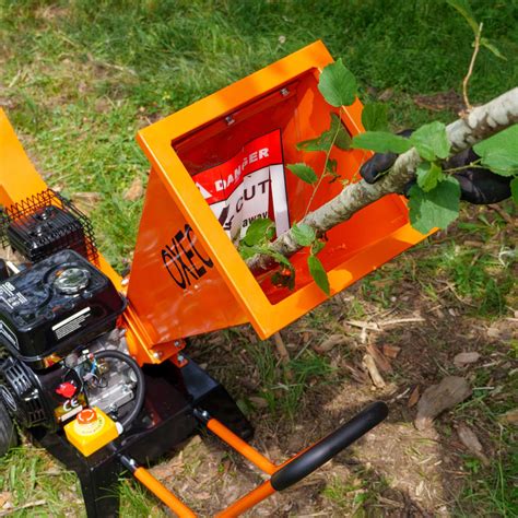 Broyeur de branches en action