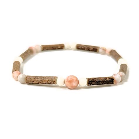 Collection de bracelets en bois de noisetier et pierres semi-précieuses