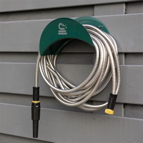 Photo macro d'un raccord de tuyau d'arrosage bien connecté sur un support mural