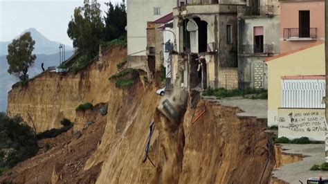 Photo comparative entre une voie en falaise et un bloc en salle