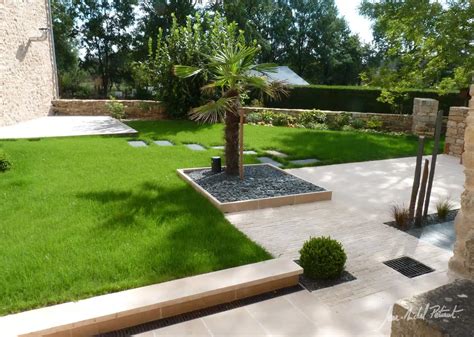 Photographie d'un jardin structuré où différentes techniques de taille ont été appliquées pour créer des contrastes de formes