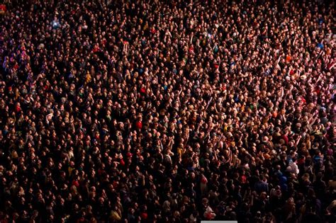 Une vue d'ensemble de la foule circulant entre les stands sous un ciel automnal clair.