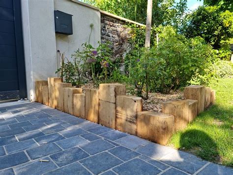 Comparatif visuel entre une bordure en bois naturel et une bordure en matériaux synthétiques