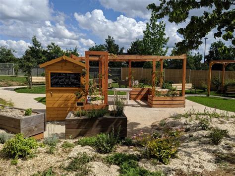 Un jardin thérapeutique aménagé avec des platebandes surélevées pour faciliter l'accès à tous les publics.