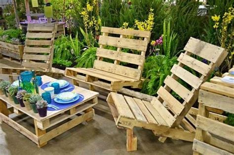 Mobilier de jardin réalisé à partir de palettes en bois brut et coloré