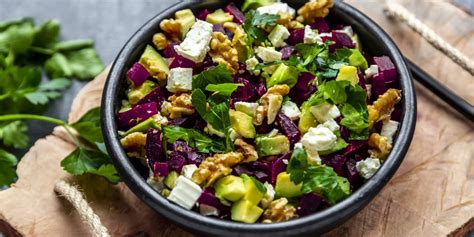 Salade composée avec des fleurs de mauve