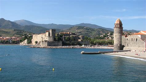 Paysage typique des Pyrénées-Orientales entre mer et montagne