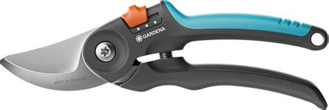 Sécateur Gardena Classic en situation de taille dans un jardin
