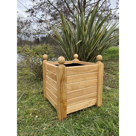 Bac à oranger en bois de châtaignier dans un jardin