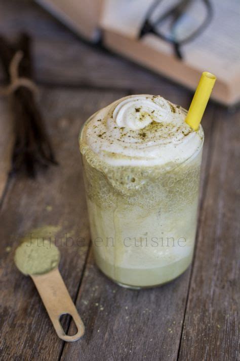 Un Frappuccino au thé vert garni de crème fouettée