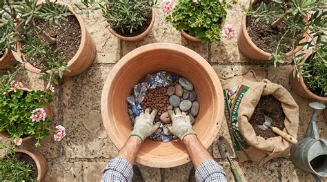 Illustration montrant comment alléger le fond d'un grand pot avec des matériaux recyclés.