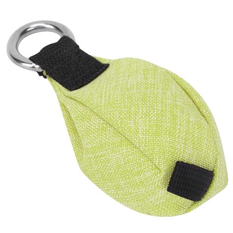Arboriste utilisant un sac de lancer pour positionner sa corde