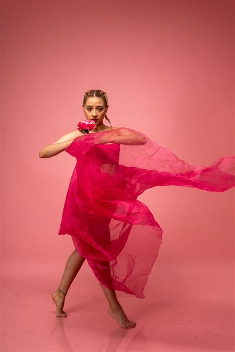 Danseuse en performance artistique dans un jardin