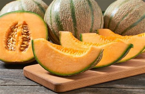 Main cueillant un melon mûr