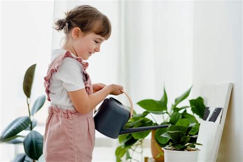 Enfant arrosant un petit bonsaï