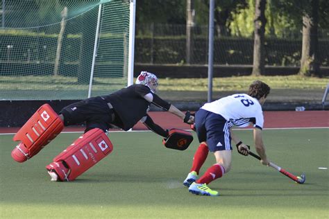 Joueurs de hockey sur gazon en action