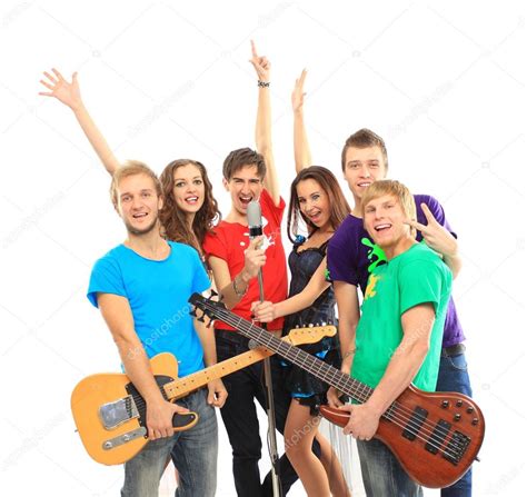 Image d'un groupe de musiciens multiculturels jouant ensemble