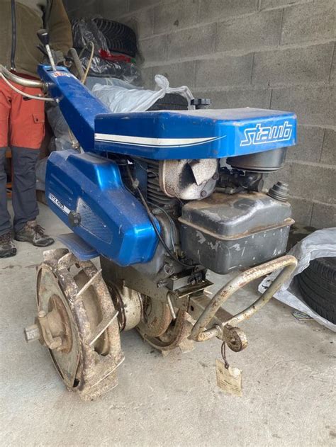 Motobineuse Staub travaillant le sol