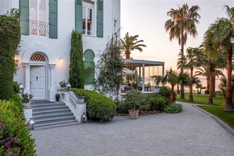 Façade de la Villa Mauresque avec bougainvilliers fleuris