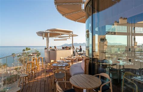 Intérieur du restaurant Le Bougainvillier avec vue sur la mer