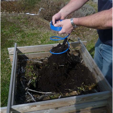 Outil d'aération pour tas de compost