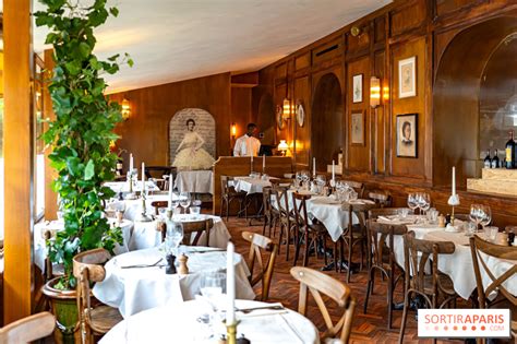 Vue intérieure d'un restaurant typique de montagne avec décoration en bois