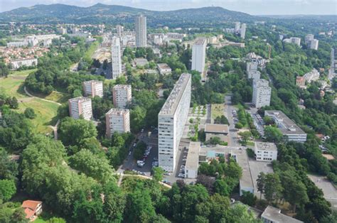 Vue aérienne du quartier de La Duchère à Lyon, montrant des infrastructures modernes et des espaces verts