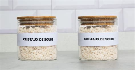 Sac de cristaux de soude avec des herbes indésirables en arrière-plan
