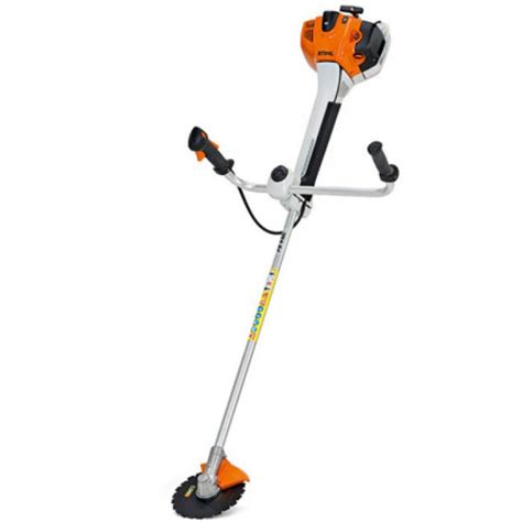 Vue d'ensemble de la débroussailleuse Stihl FS 460 C-M en action dans un jardin professionnel