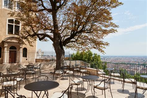 Vue panoramique sur les terrasses de culture de citronniers près de Taormine