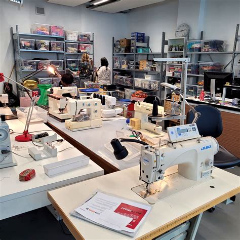 Vue d'un atelier de tatouage professionnel moderne à Nantes