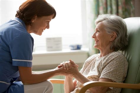 personnel soignant souriant et bienveillant