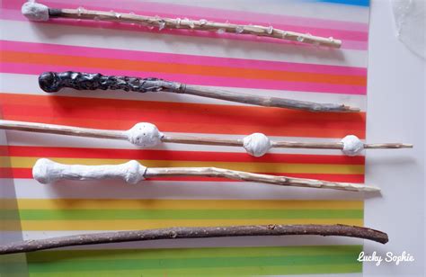 une sélection variée de baguettes magiques artisanales en bois disposées sur un présentoir ancien
