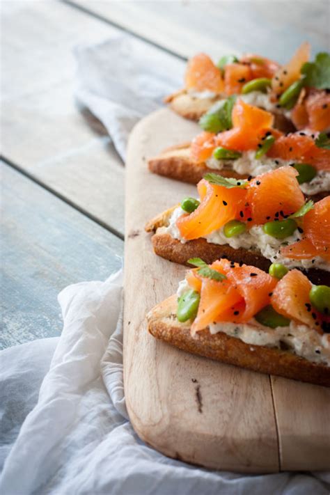 Image culinaire de tartines garnis d'Aster maritime et de saumon fumé