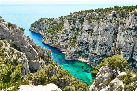 Panorama des falaises calcaires surplombant la mer Méditerranée dans le Parc National des Calanques