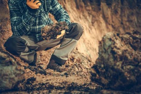 géologue observant une strate rocheuse en montagne