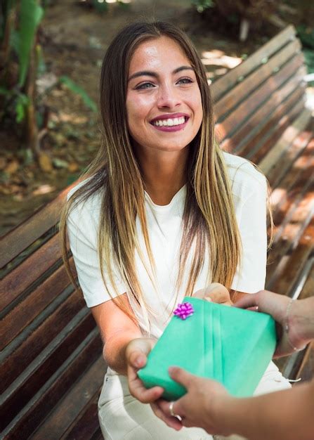 une femme souriante recevant un cadeau de jardinage