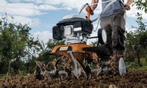 Vue d'ensemble de la motobineuse STIHL MH 585 en plein travail dans un potager