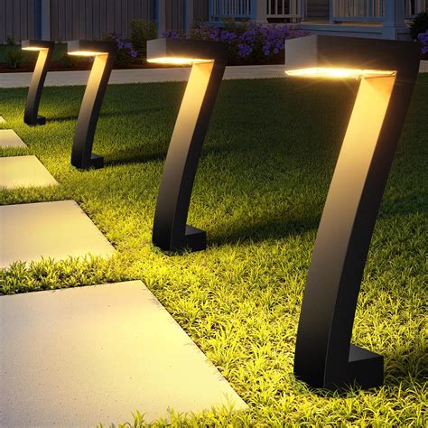Éclairage LED basse tension le long d'une allée de jardin