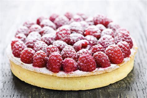 tarte fantastik décorée de framboises et pistaches