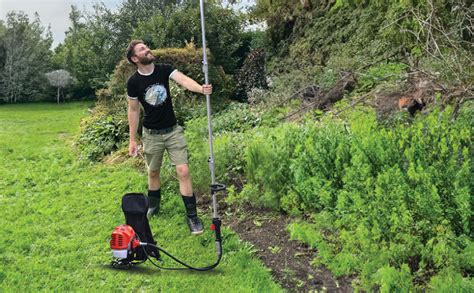 Débroussailleuse à dos en action dans un jardin