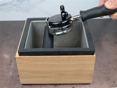 Schéma illustrant l'emplacement d'une Knock box sous une machine à espresso professionnelle pour optimiser le flux de travail