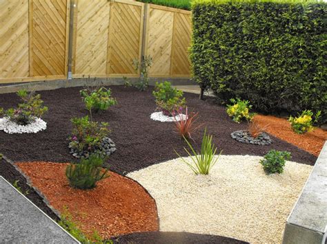 Exemple de massif avec toile de paillage recouverte de graviers décoratifs