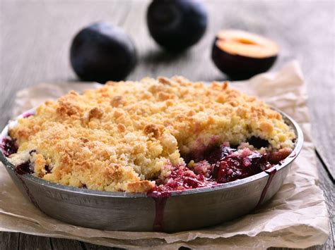 Photo d'un crumble aux prunes sauvages sortant du four avec une texture dorée et croustillante