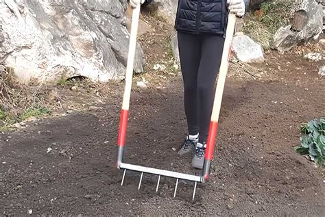 Schéma explicatif du fonctionnement d'une grelinette dans le sol