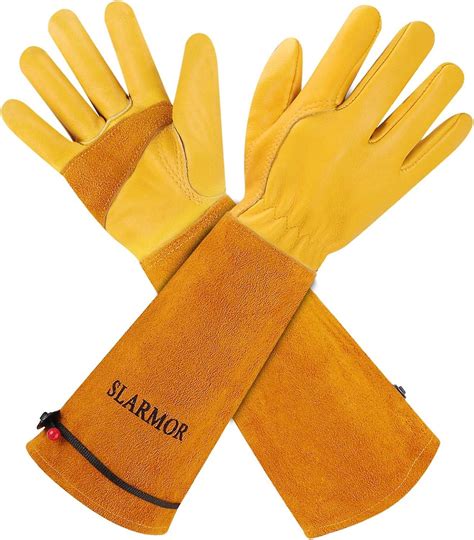 gants en cuir épais utilisés pour la taille des rosiers et le débroussaillage