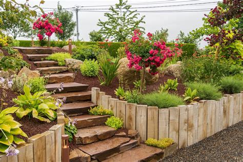 Aménagement paysager d'un escalier de jardin avec des bordures fleuries