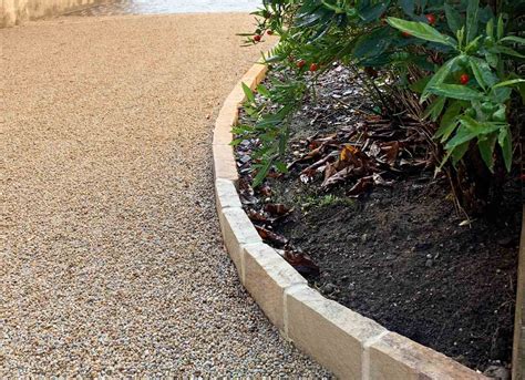 Bordure d'allée en pierre reconstituée imitant des planches de bois verticales