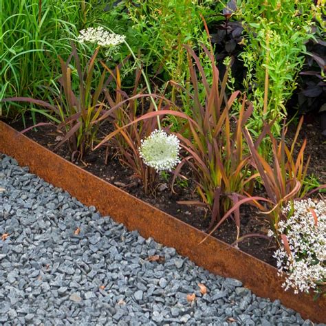 Bordures en acier Corten délimitant un parterre de fleurs